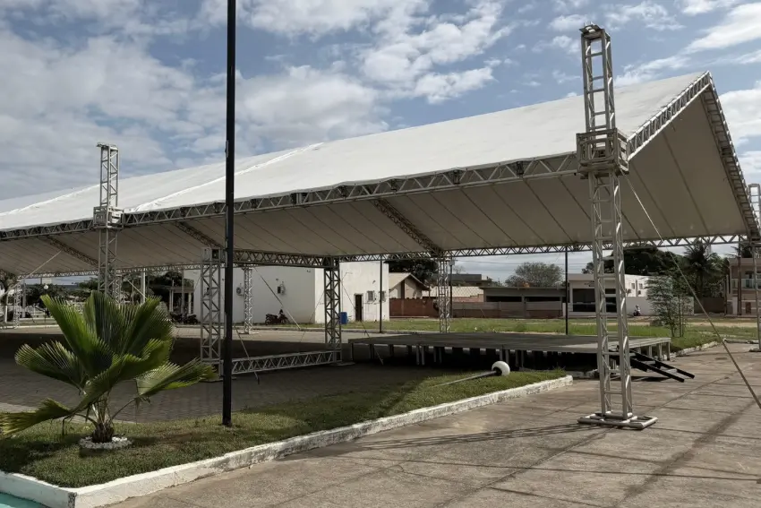 Estrutura do Festival do Abacaxi e Farinha de São Francisco começa a ser montada
