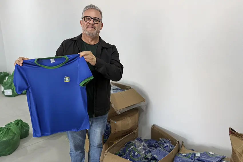 SFI: Alunos da rede municipal são contemplados com segunda entrega de uniforme do ano