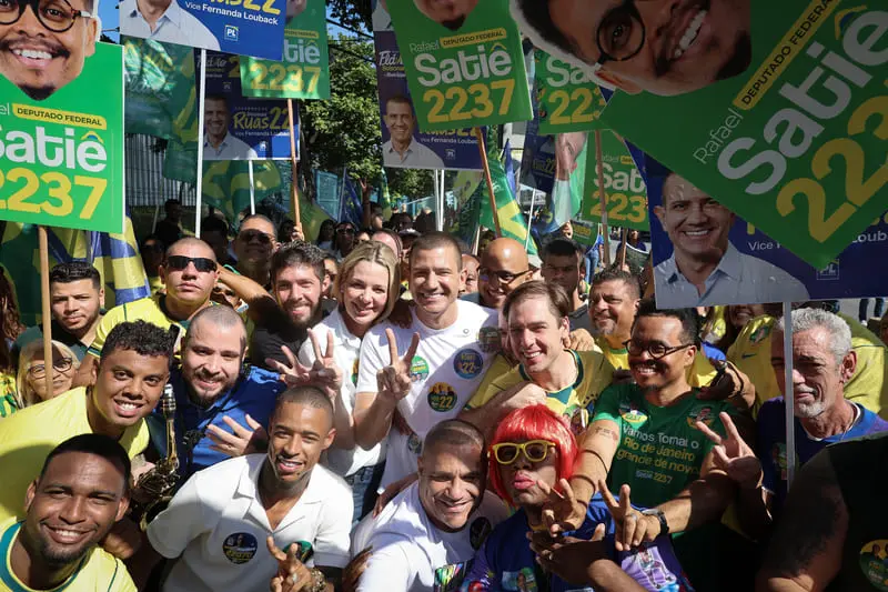 Douglas Ruas reúne multidão em caminhada pelo calçadão de Bangu e conversa com comerciantes