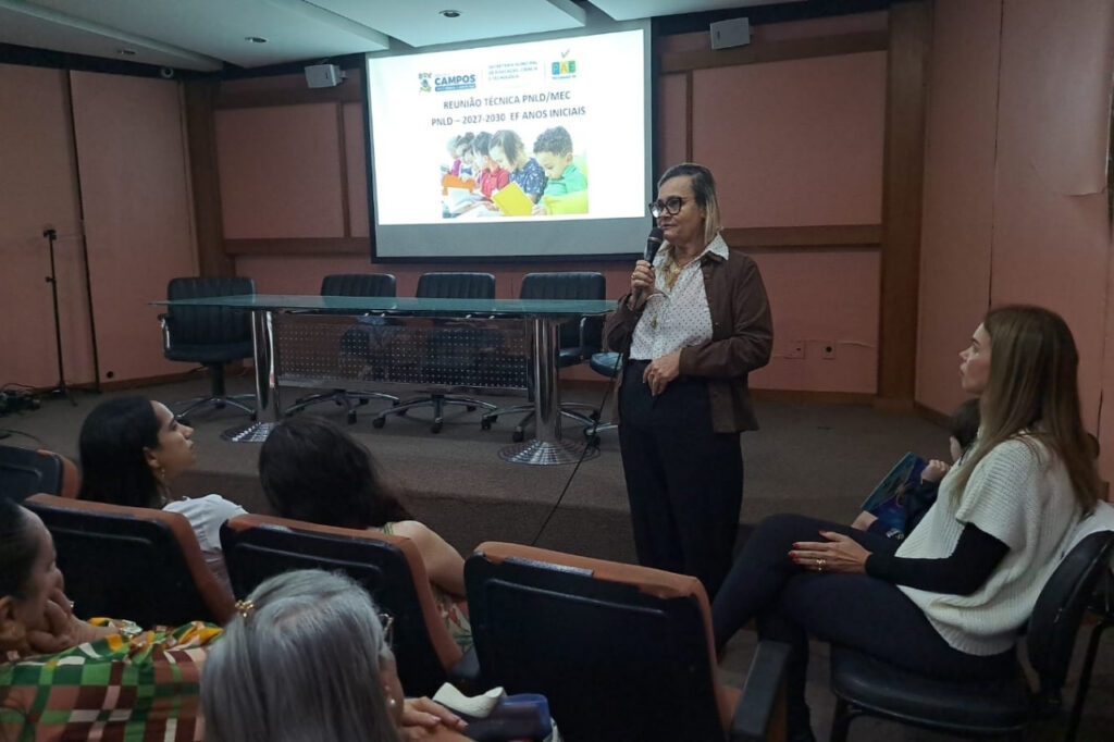 Seduct reúne gestores e pedagogos para definir livros do Ensino Fundamental