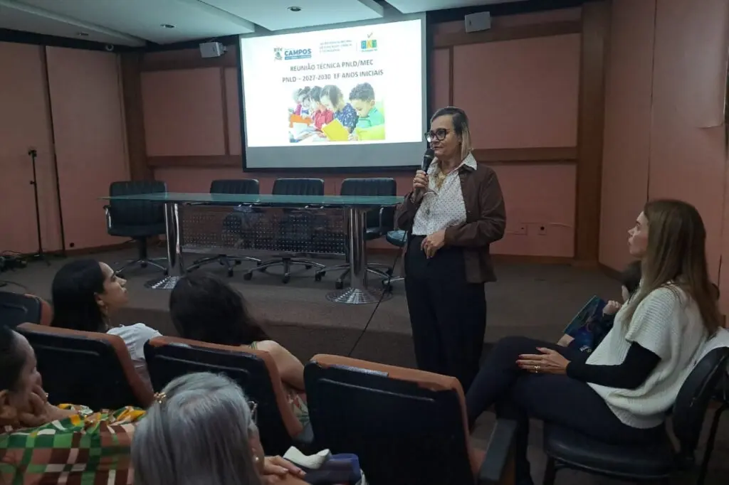 Seduct reúne gestores e pedagogos para definir livros do Ensino Fundamental