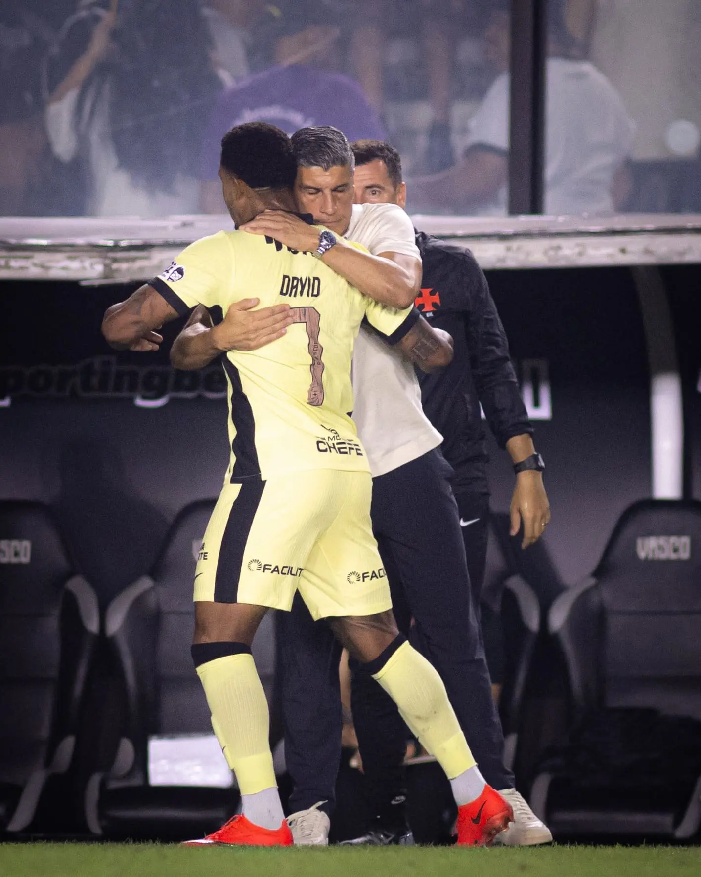 Vasco vence o Cruzeiro com autoridade e dorme fora da zona de rebaixamento do Brasileirão