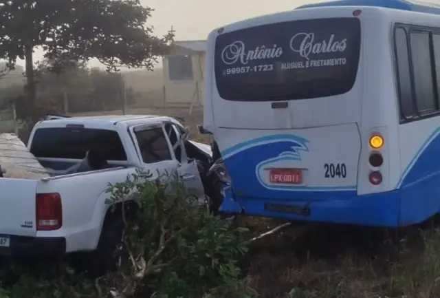 Casal e criança de 2 anos ficam feridos em acidente entre caminhonete e ônibus em SFI