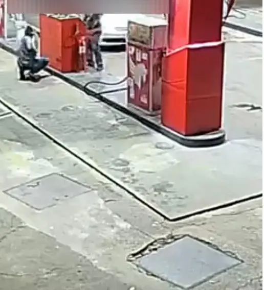 Bandido armado assalta posto de combustíveis em Campos; veja vídeo