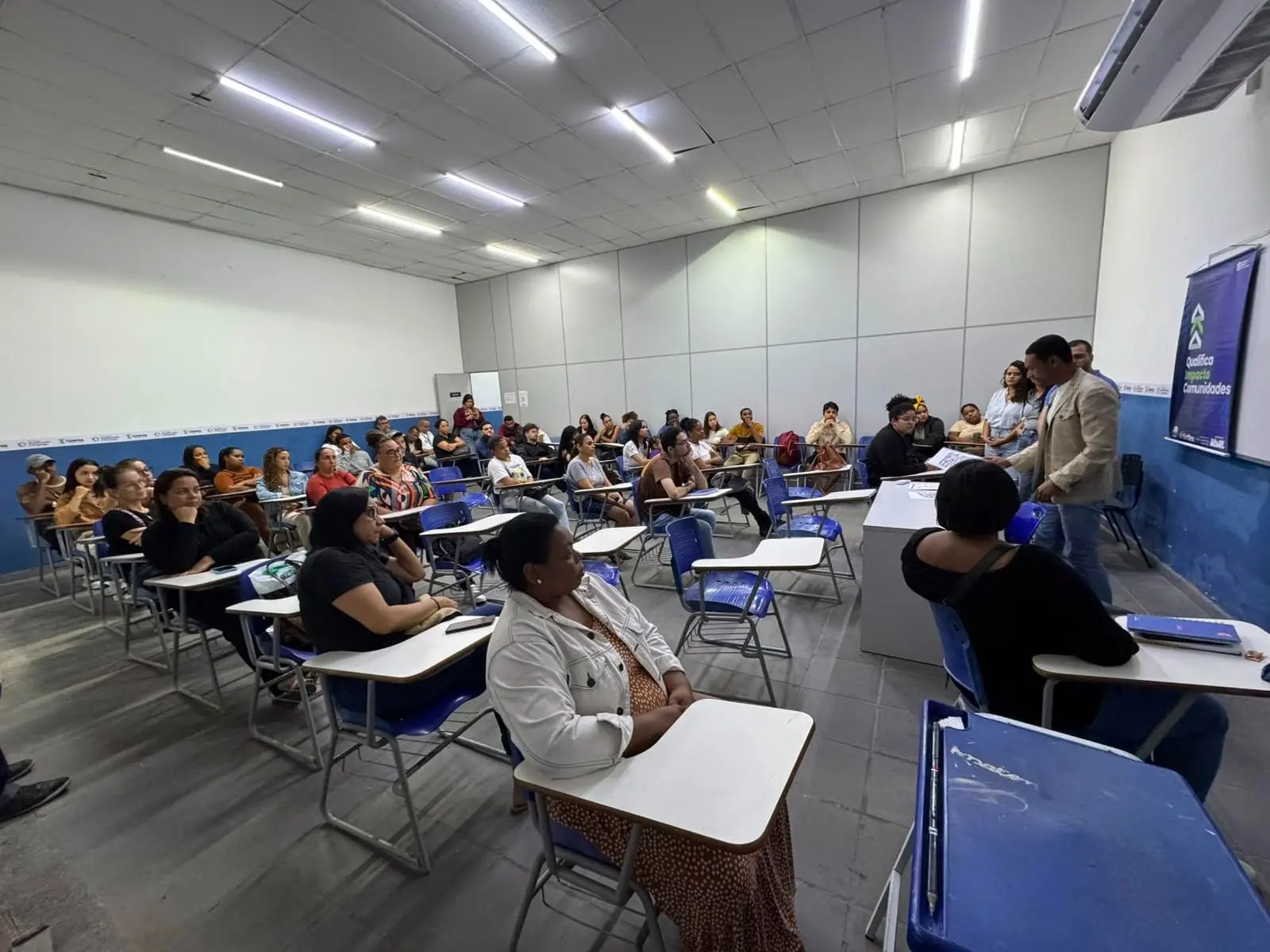 Qualificação e Emprego amplia oportunidades com cursos gratuitos de Assistente Administrativo e Fotografia