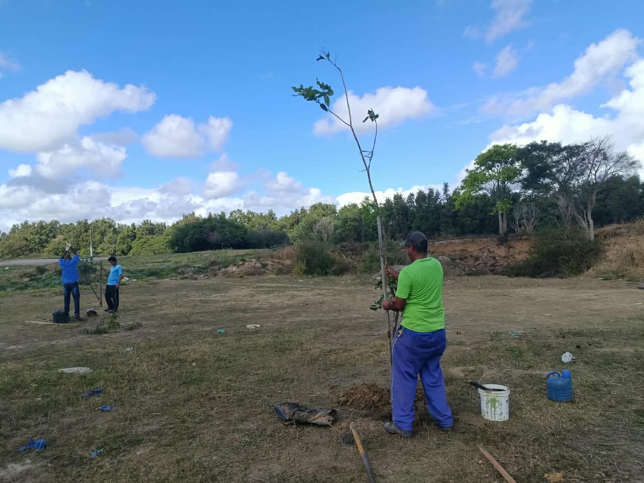 Meio Ambiente e Moto Club promovem arborização de margens do Rio Ururaí