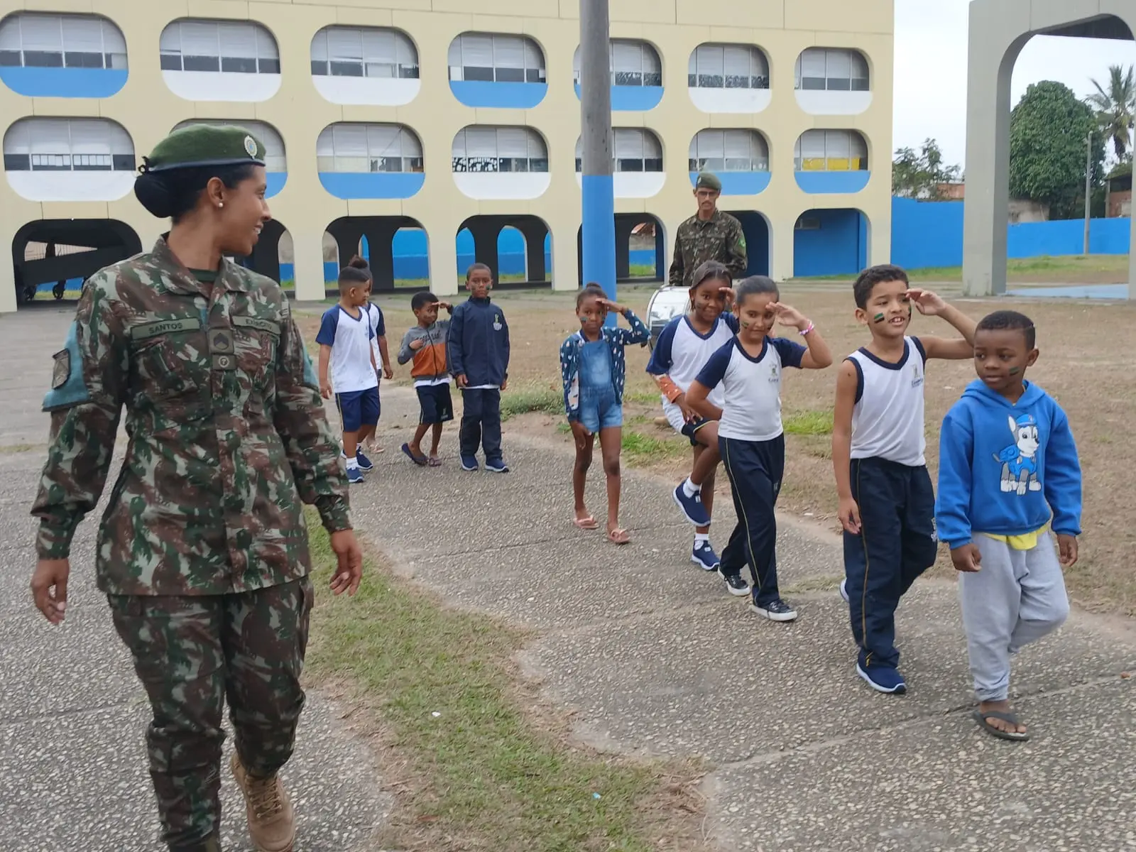 Escolas da rede municipal recebem programação educativa e recreativa em celebração ao Dia do Soldado