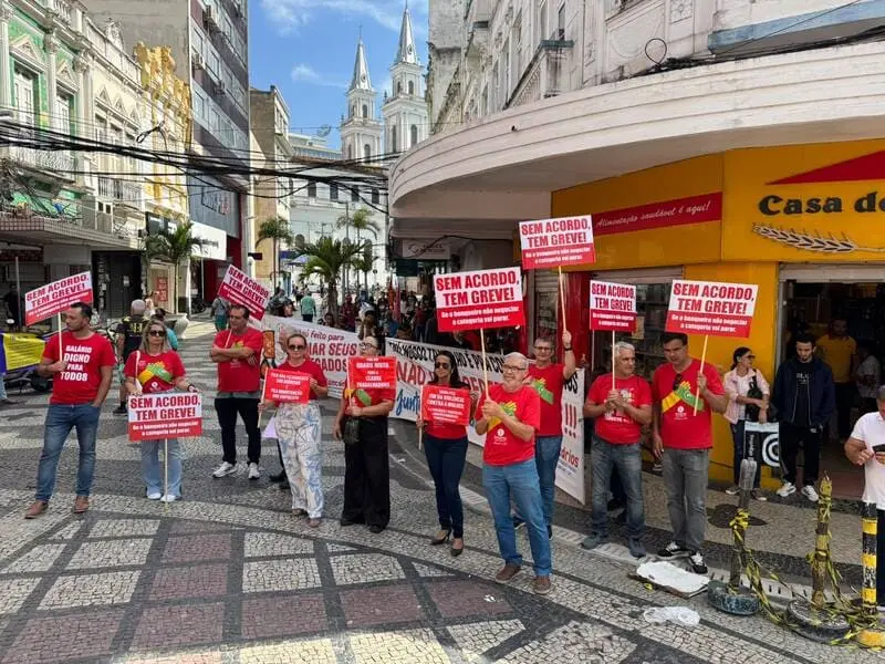 Bancários realizam passeata e alertam para possibilidade de greve em Campos
