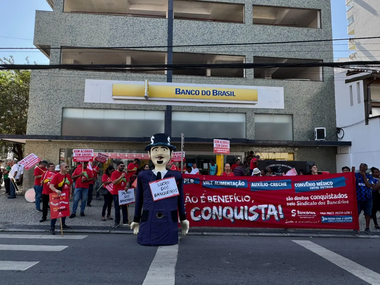 Bancários fazem paralisação nacional de 24 horas nesta quinta-feira