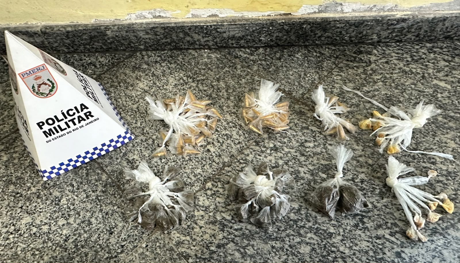 PM apreende drogas escondidas pelo tráfico em São Francisco de Itabapoana