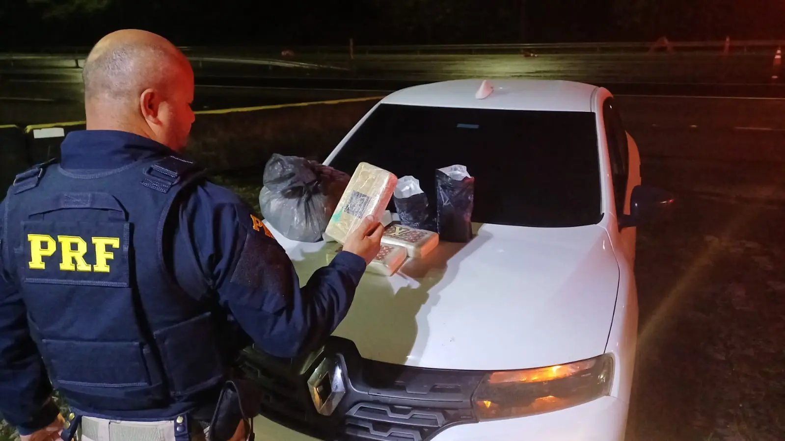 PRF apreende 4,5 kg de drogas escondidos sob banco traseiro de carro na BR-101