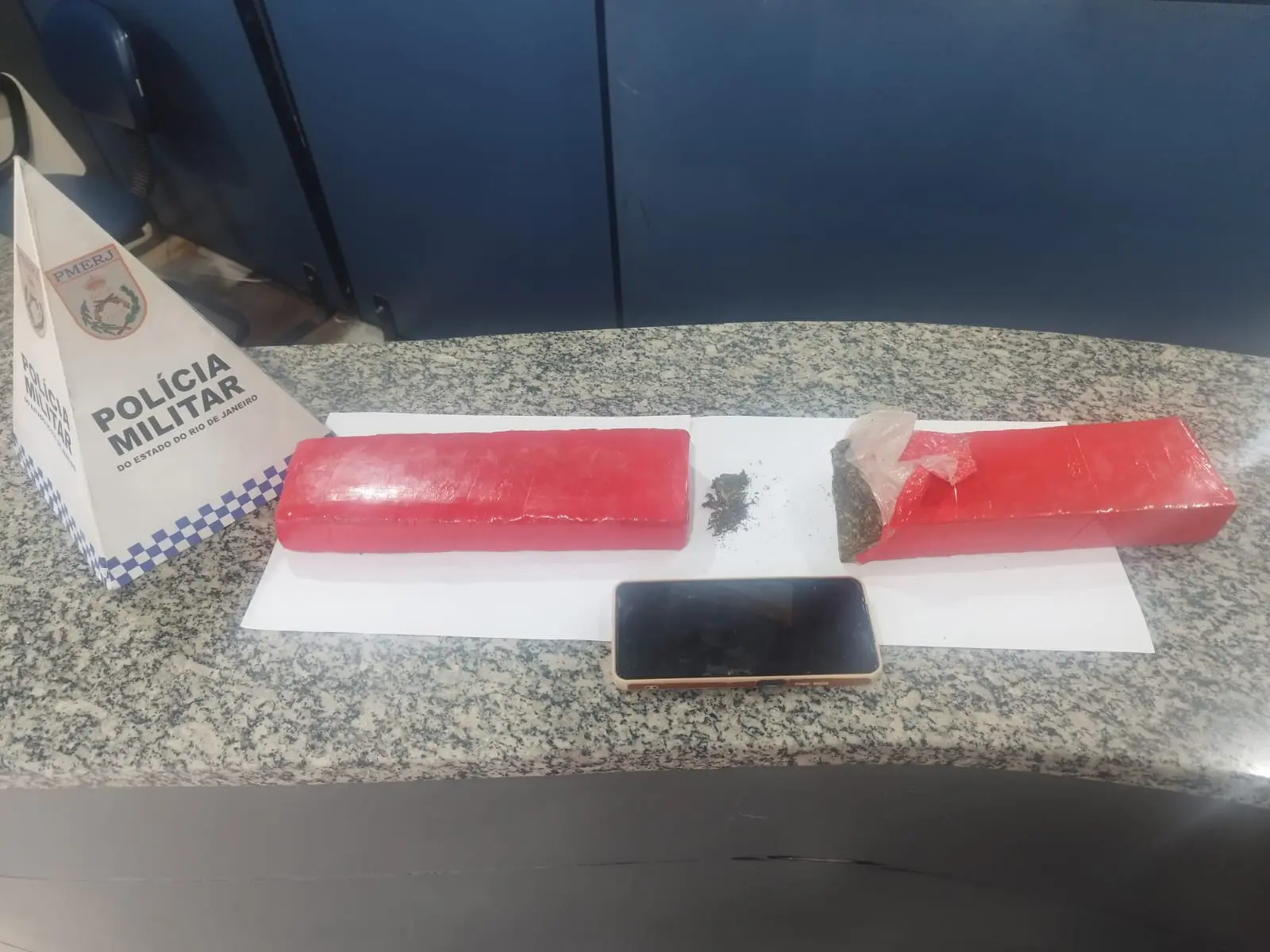 Dupla é presa com cerca de dois quilos de maconha