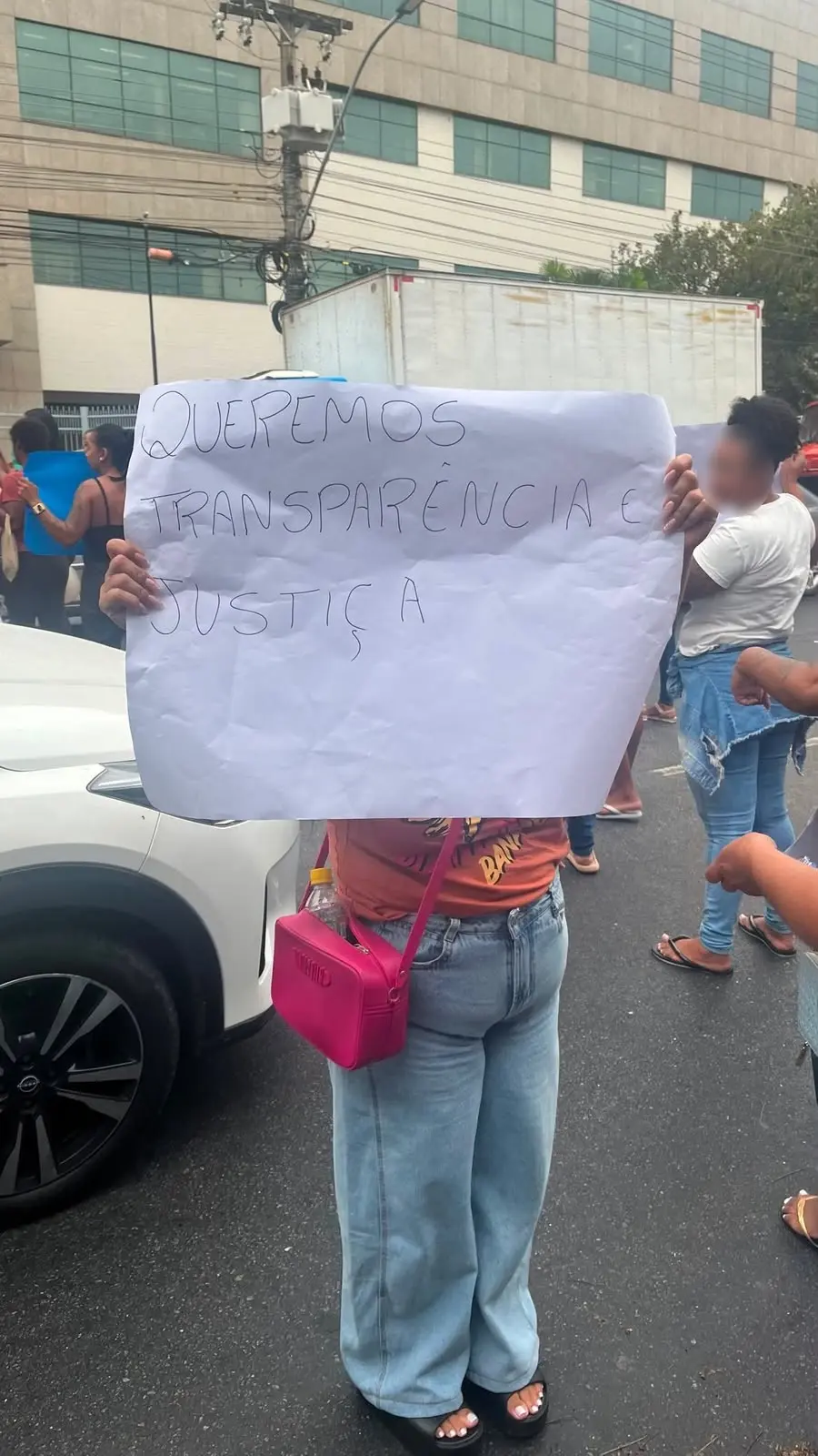 Vídeo: Protesto contra transferência de presos em Campos; Secretaria Penal diz que informação “não procede”