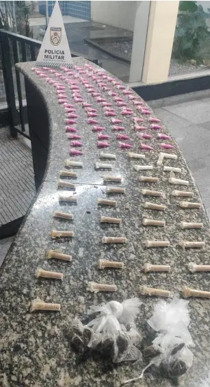 PM apreende drogas escondidas em área de mata na Penha