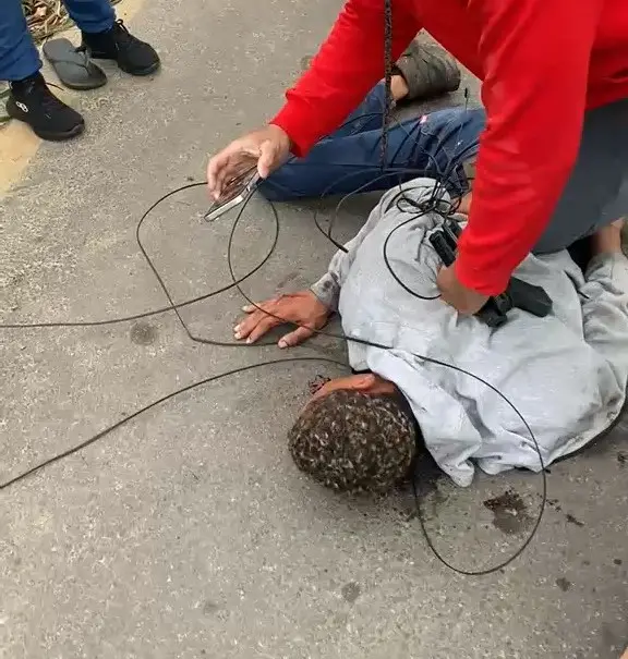 Homem é contido por populares após tentar roubar trabalhador usando arma de brinquedo em Campos
