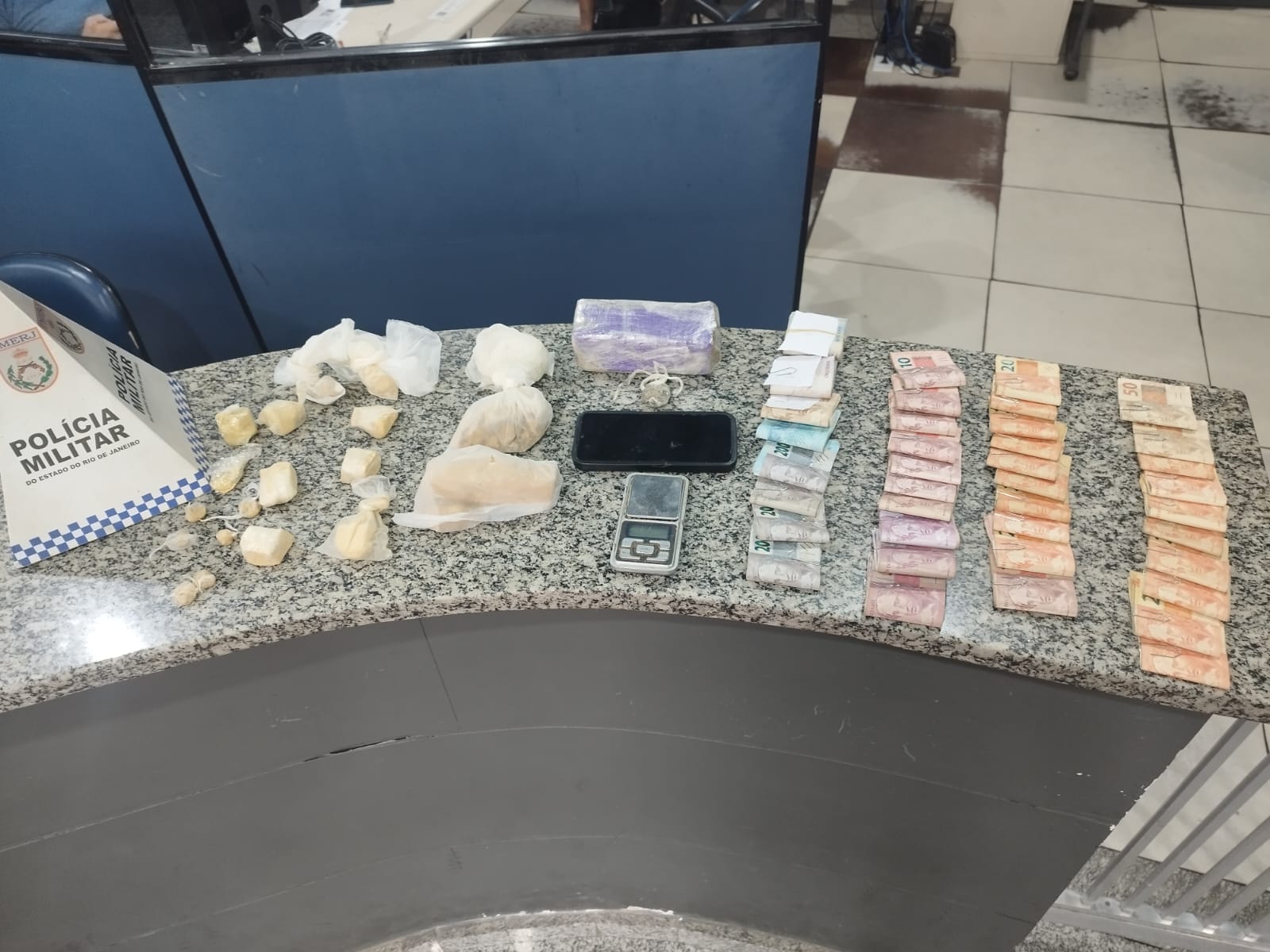 Duas pessoas são detidas com drogas e mais de R$ 8 mil em dinheiro em São Fidélis