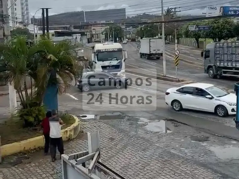 Motorista de caminhão arrasta carro sem perceber na BR-356; vídeo