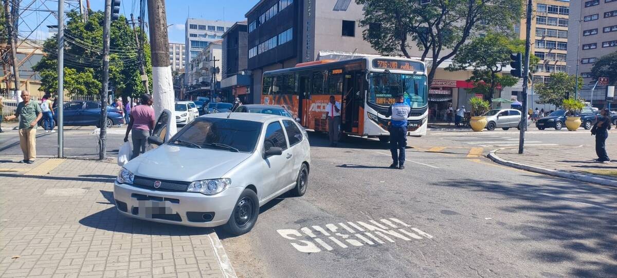 Adolescente é flagrado dirigindo carro após acidente com ônibus em Volta Redonda