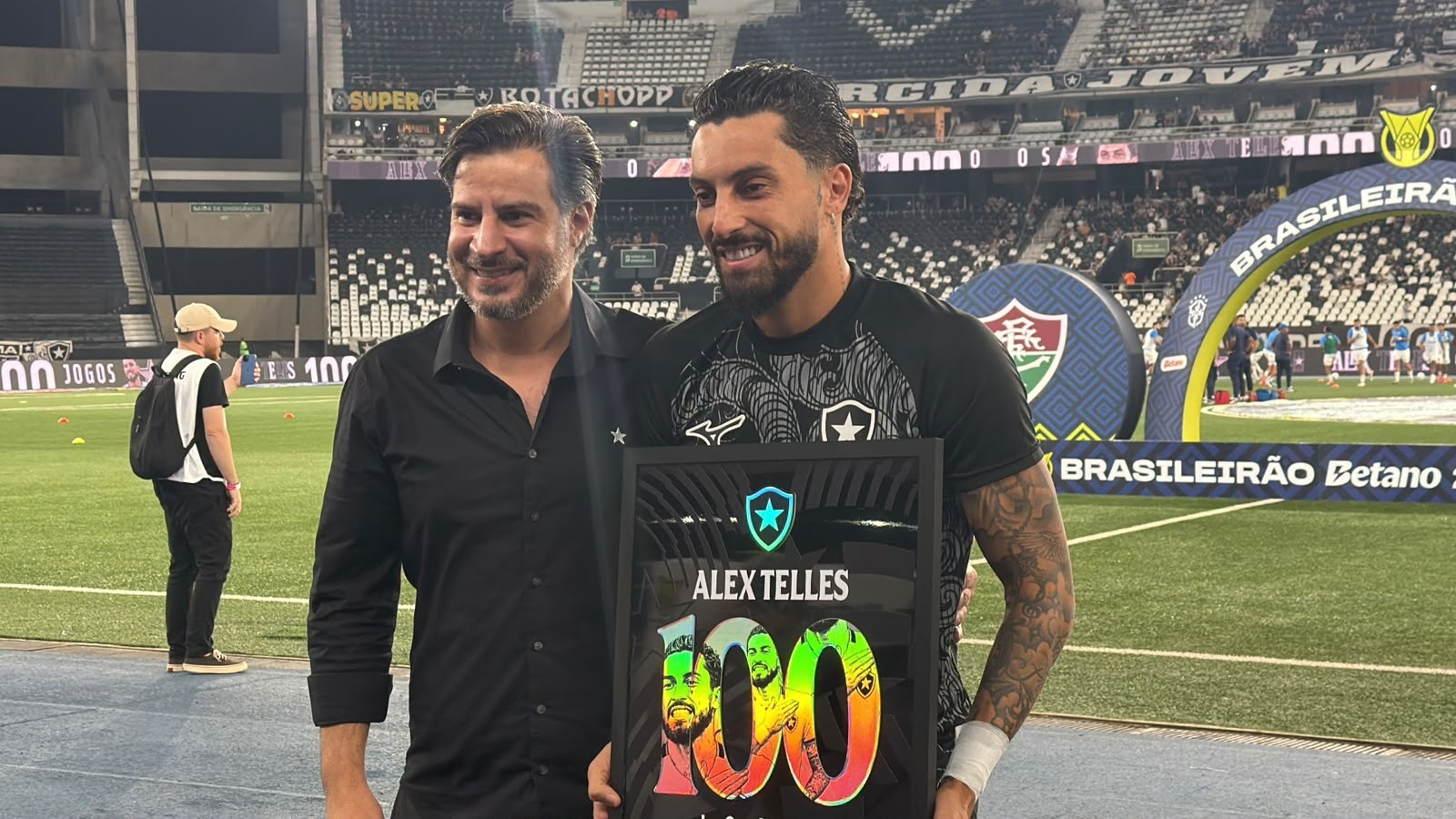 Alex Telles: Botafogo homenageia lateral pelos 100 jogos no clube