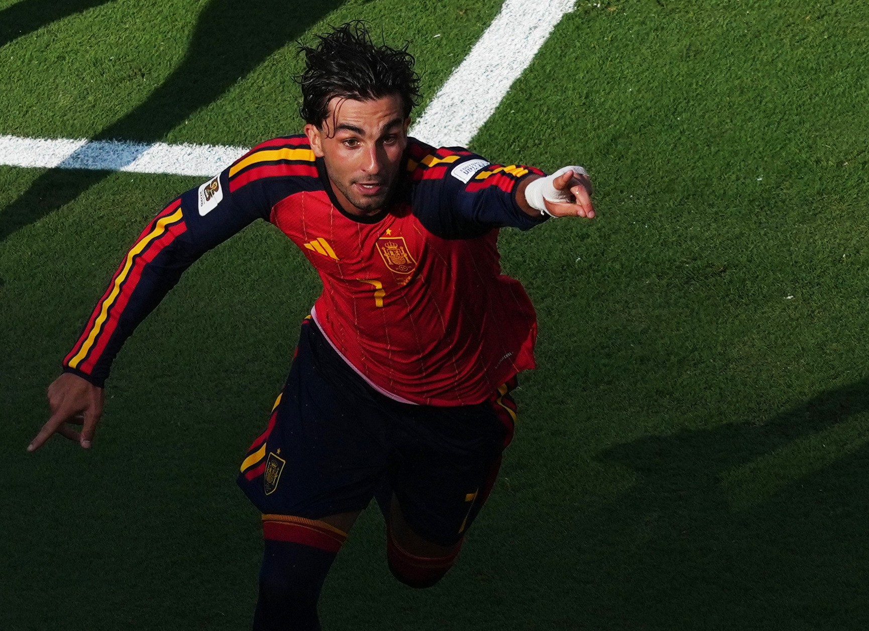 Autor do gol que deu o bi à Espanha na Copa do Mundo não treina no Barcelona e se aproxima...