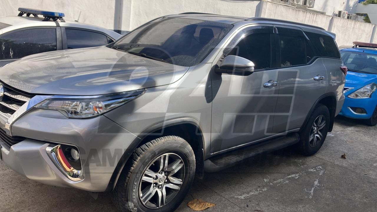 Homem com diversas passagens por estelionato é preso com SUV clonado em Campos