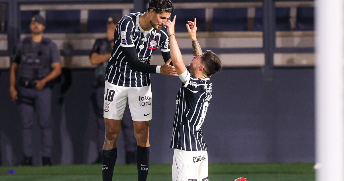 Corinthians aproveita falha, vence Bragantino e cola no G5 do Brasileirão