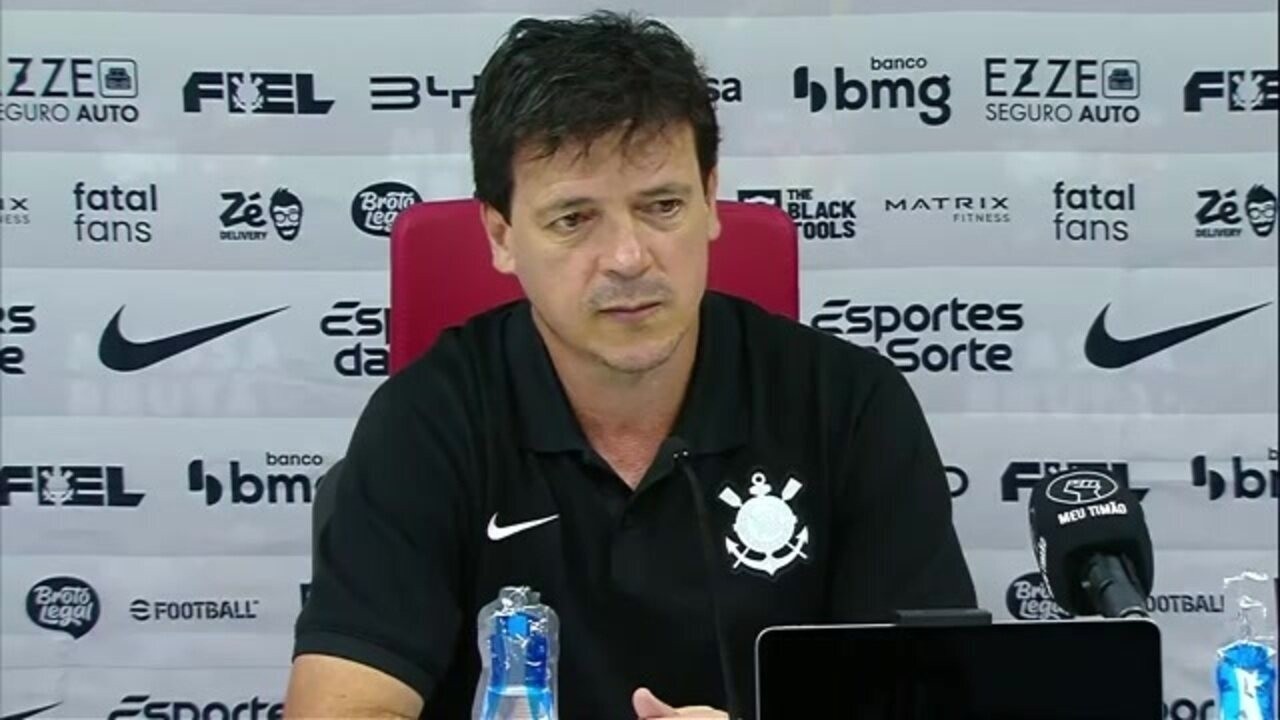 Corinthians: Diniz elogia entrega e comenta atraso de salários