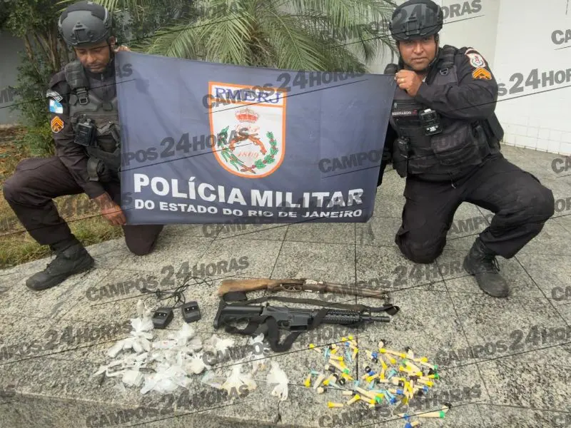 Polícia apreende espingarda, simulacro de fuzil e drogas em área de mata em Guarus