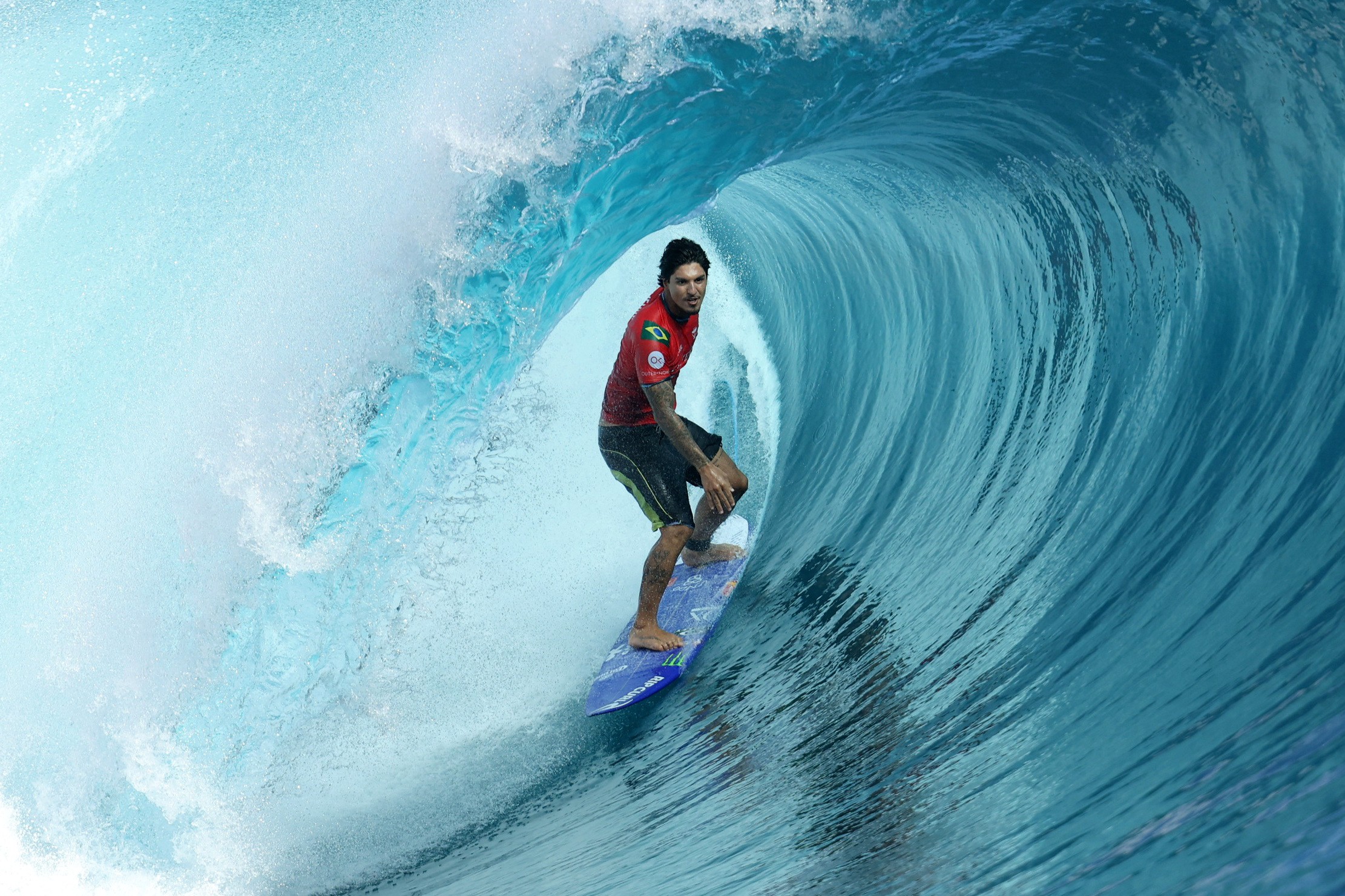 Em duelo de 14 títulos mundiais, Kelly Slater vence Gabriel Medina no Taiti