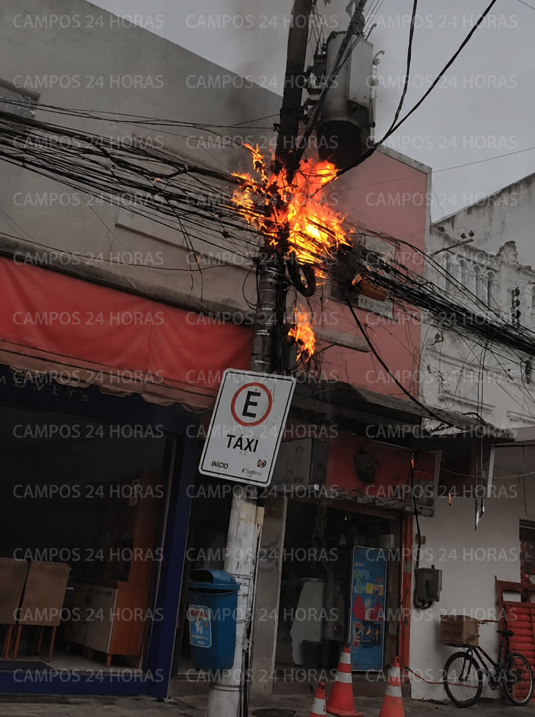 Transformador pega fogo e assusta pedestres no Centro de Campos