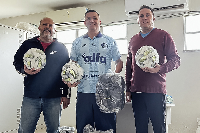 Participantes do Campeonato de Futebol Amador começam a retirar os kits esportivos