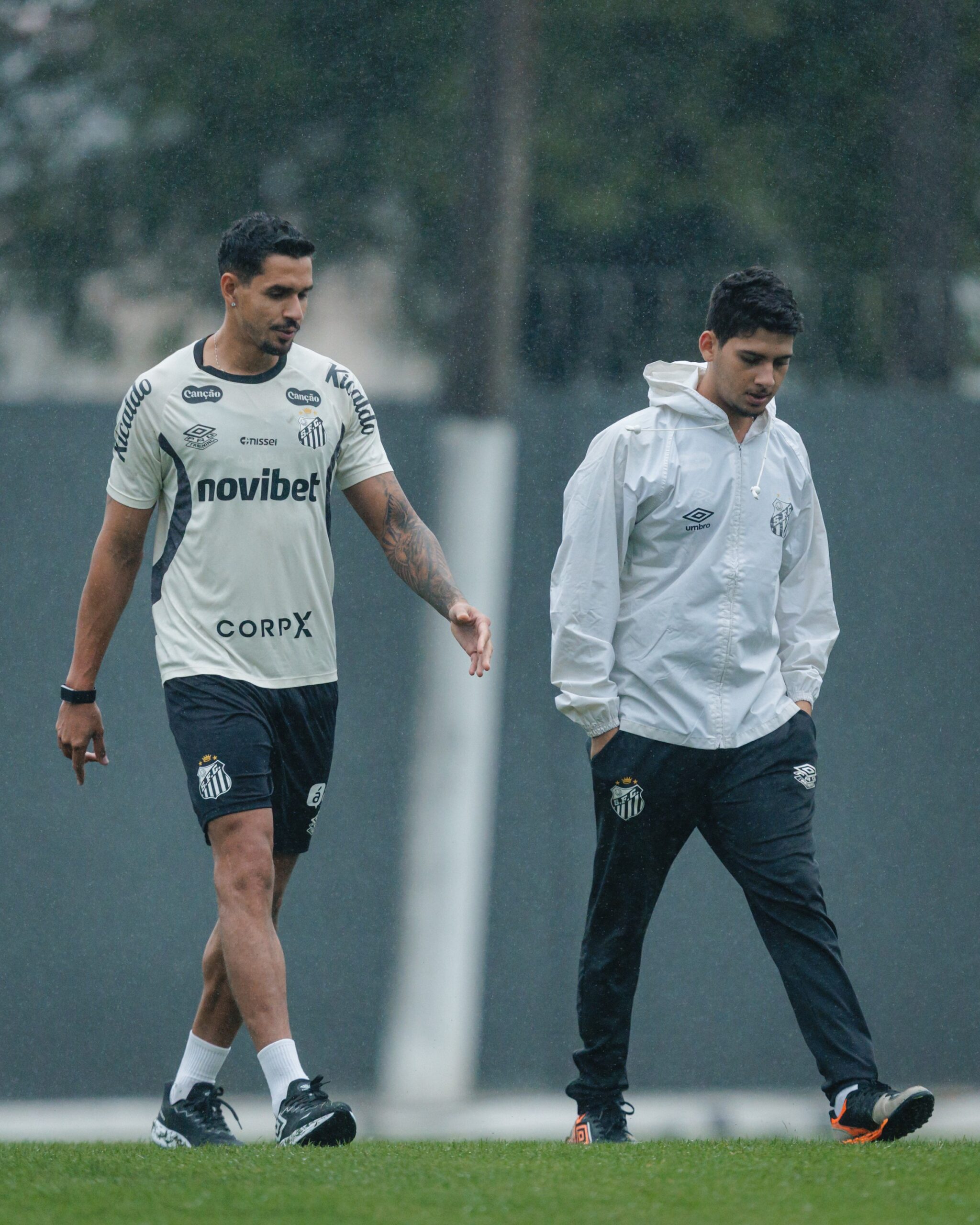 Fora de treino com bola, Lucas Veríssimo deve desfalcar Santos na Sul-Americana