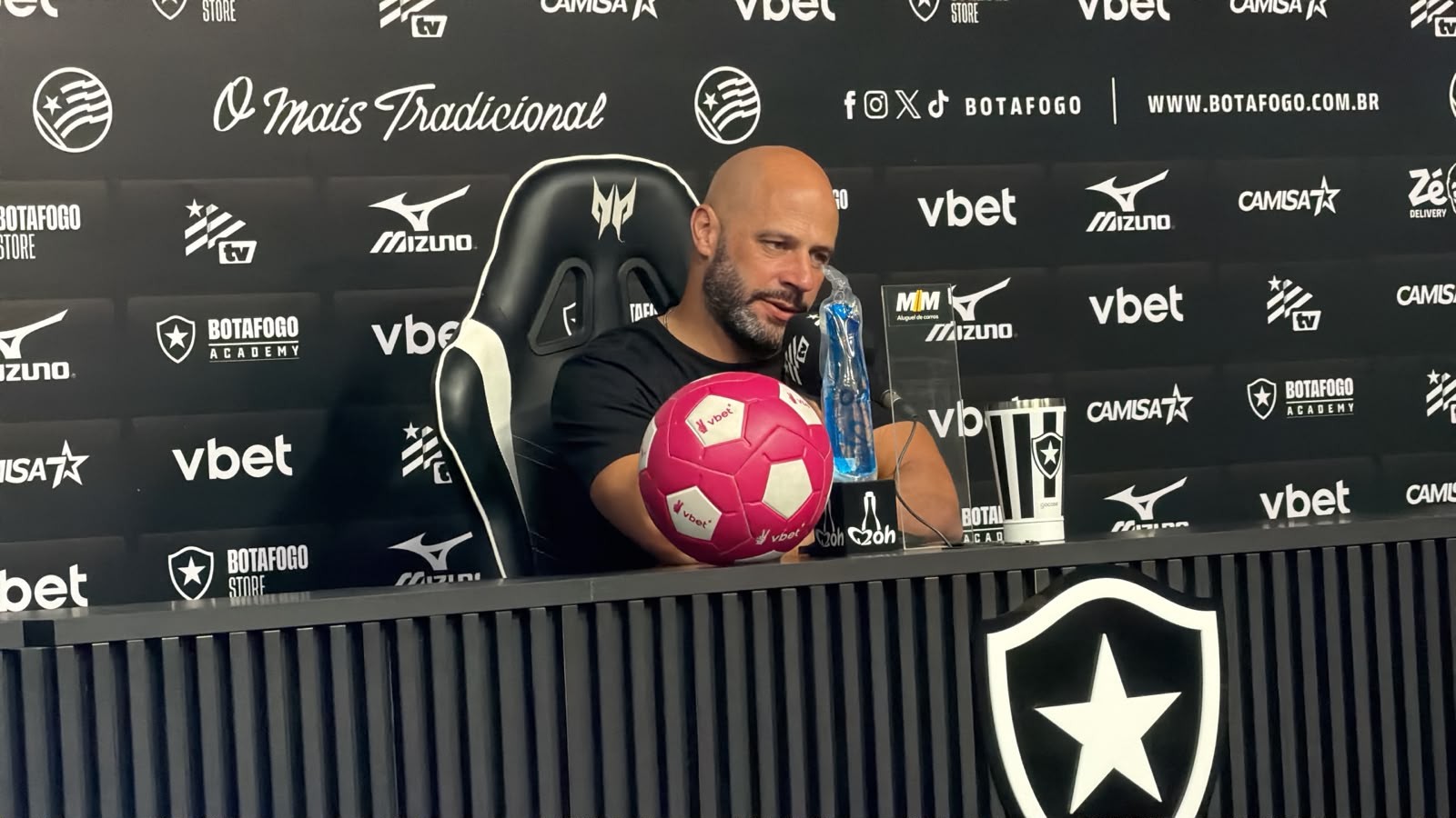 Franclim critica atuação do Botafogo e cobra Montoro: "Tem que ser muito mais regular"