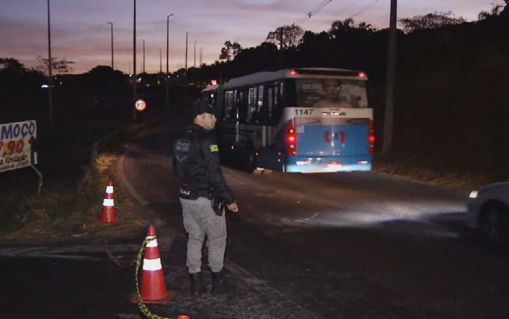 GO-403 é interditada após tombamento de caminhão com combustível deixar pista escorregadia;...