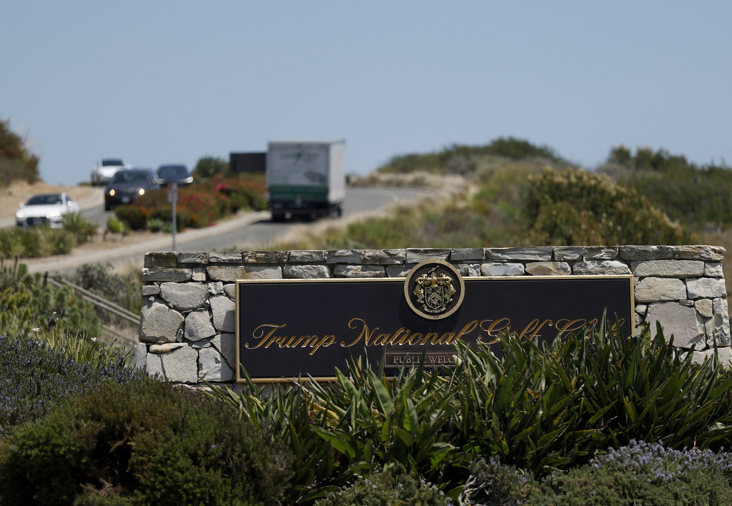 Homem armado é preso em campo de golfe de Trump dias antes de visita do presidente dos EUA;...