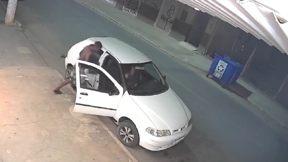 Homem invade carro estacionado, tenta agarrar mulher e é interrompido por pedestre em MG