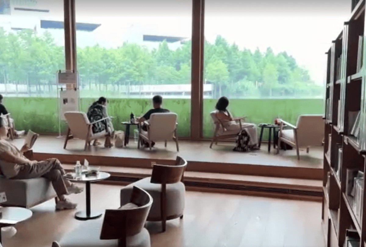 Livraria 'subaquática' na China atrai turistas e moradores para ver fundo de lago