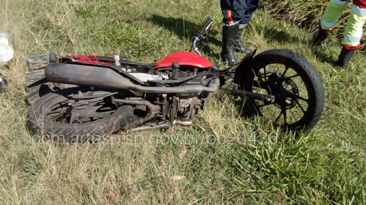 Motociclista morre após perder o controle e bater em caminhão na SP-340 no interior de SP