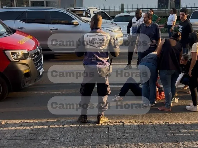 Vídeo: Mulher é atropelada por motociclista que foge sem prestar socorro na Pelinca