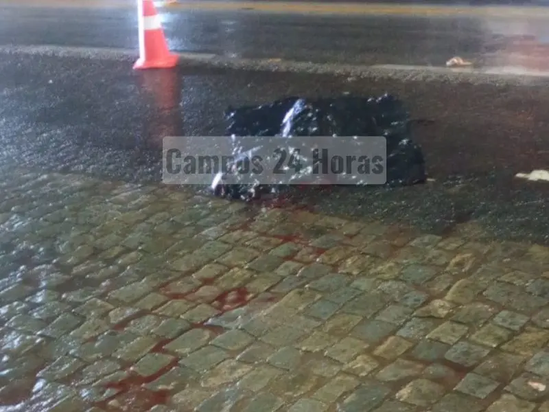 Mulher morre após ser atropelada por carro na BR-101, em Campos