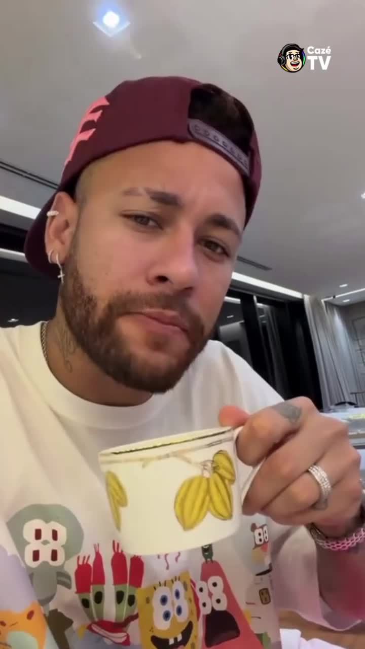 Filha de Neymar ao lado da xícara
