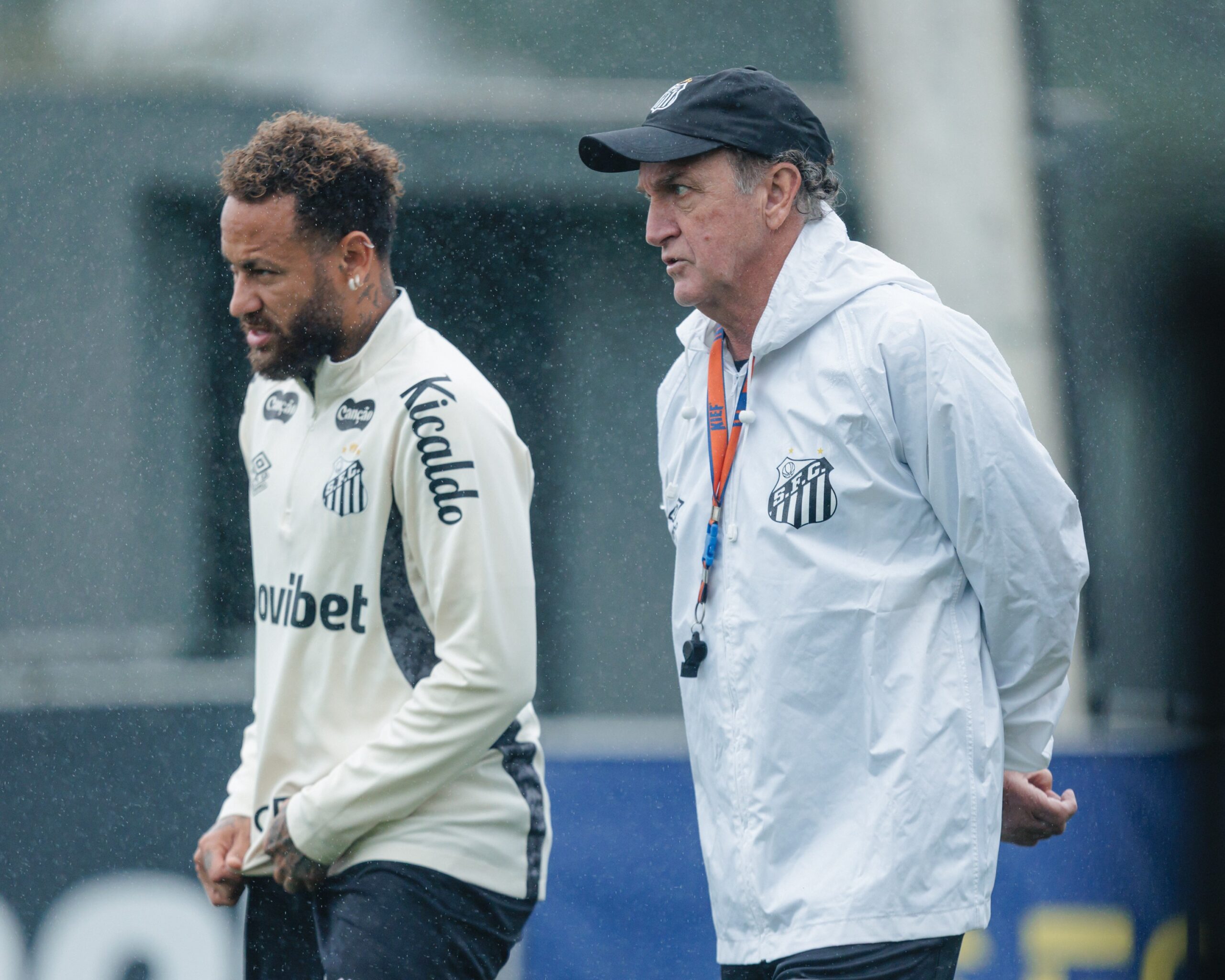 Neymar treina com bola em reapresentação do Santos