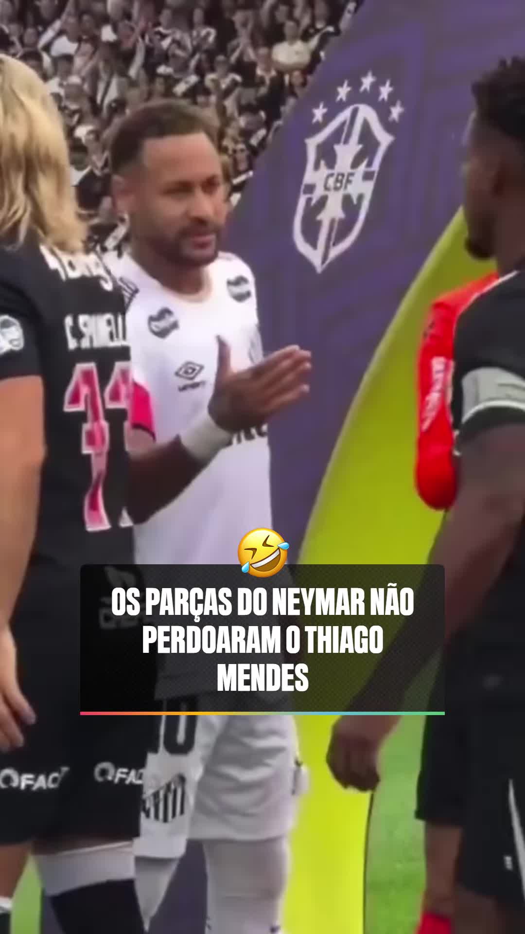 Neymar estende a mão durante protocolo antes da partida