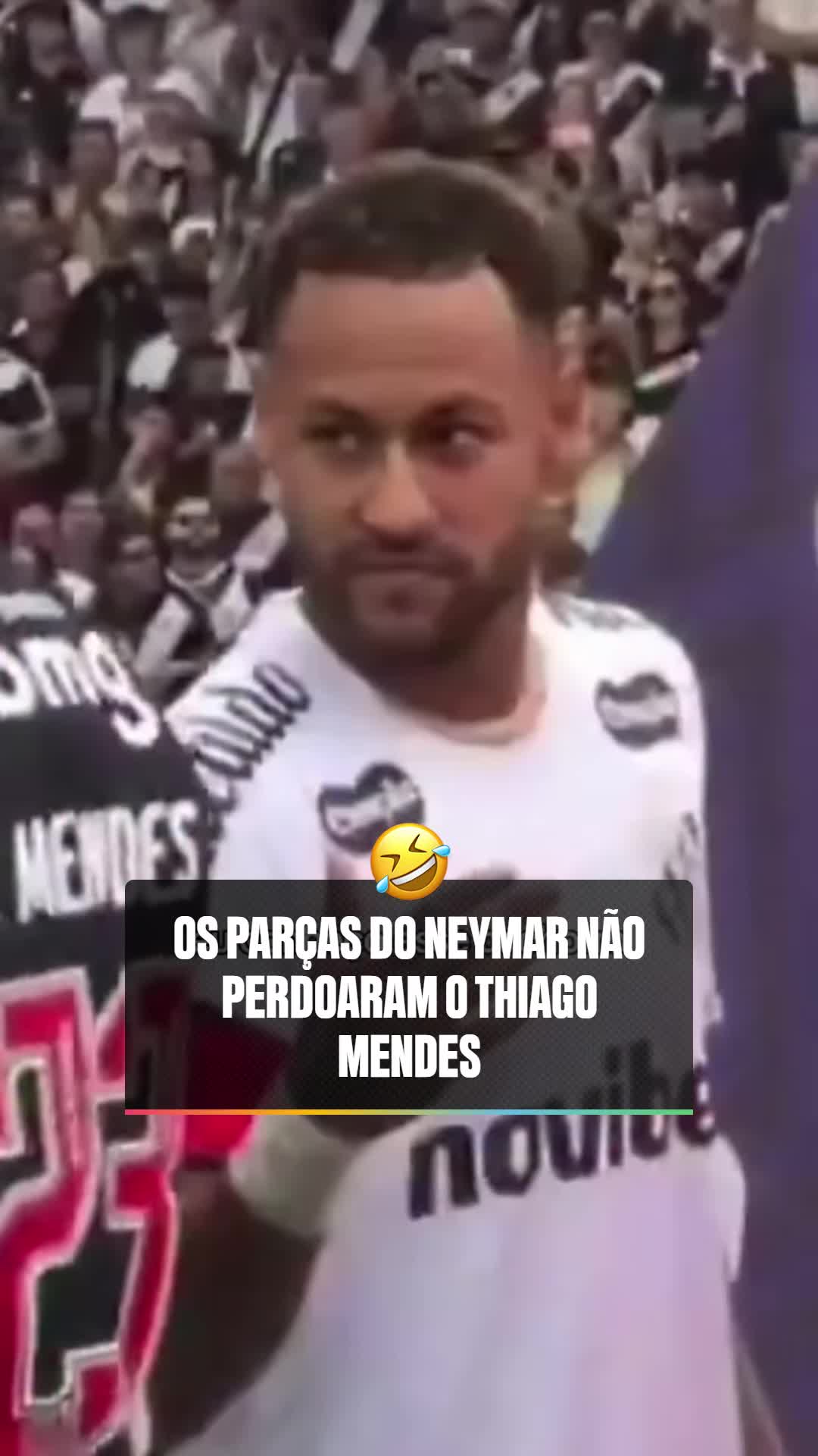 Neymar observa Thiago Mendes após tentativa de cumprimento