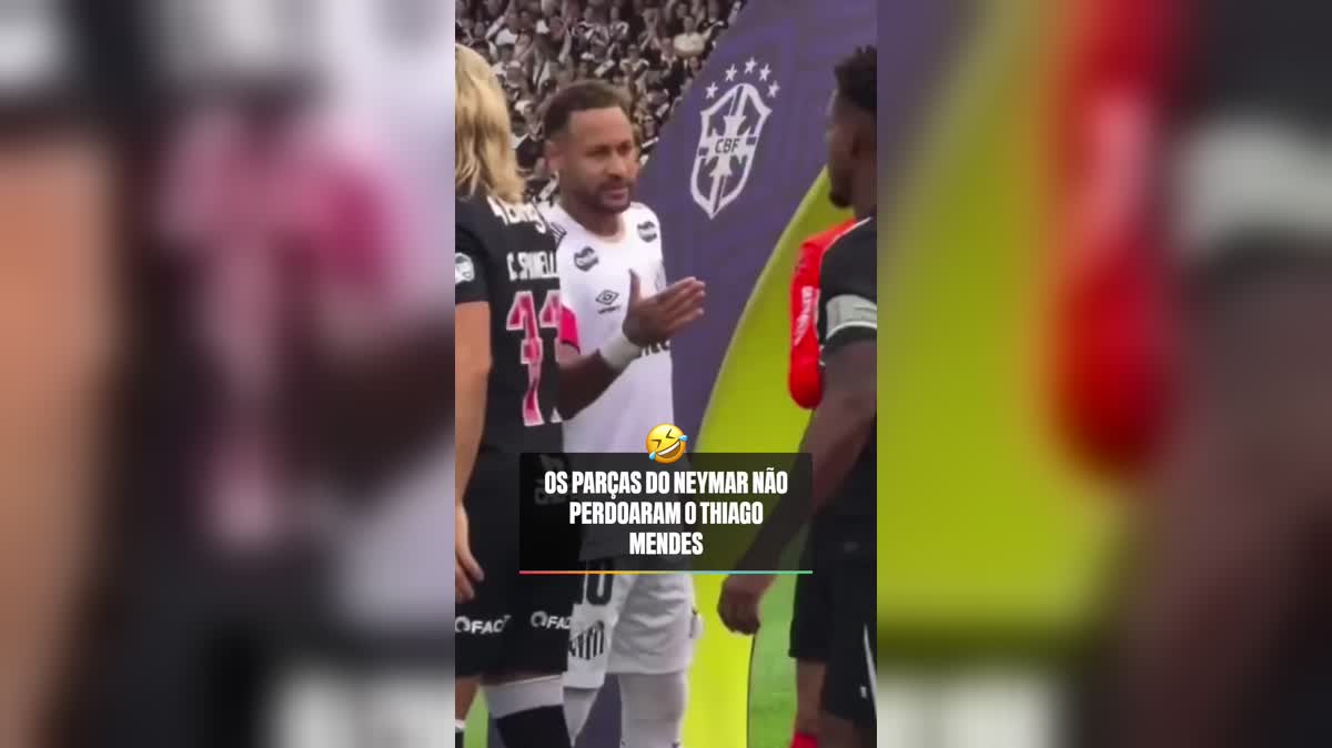 Neymar estende a mão durante protocolo antes de Vasco e Santos em São Januário