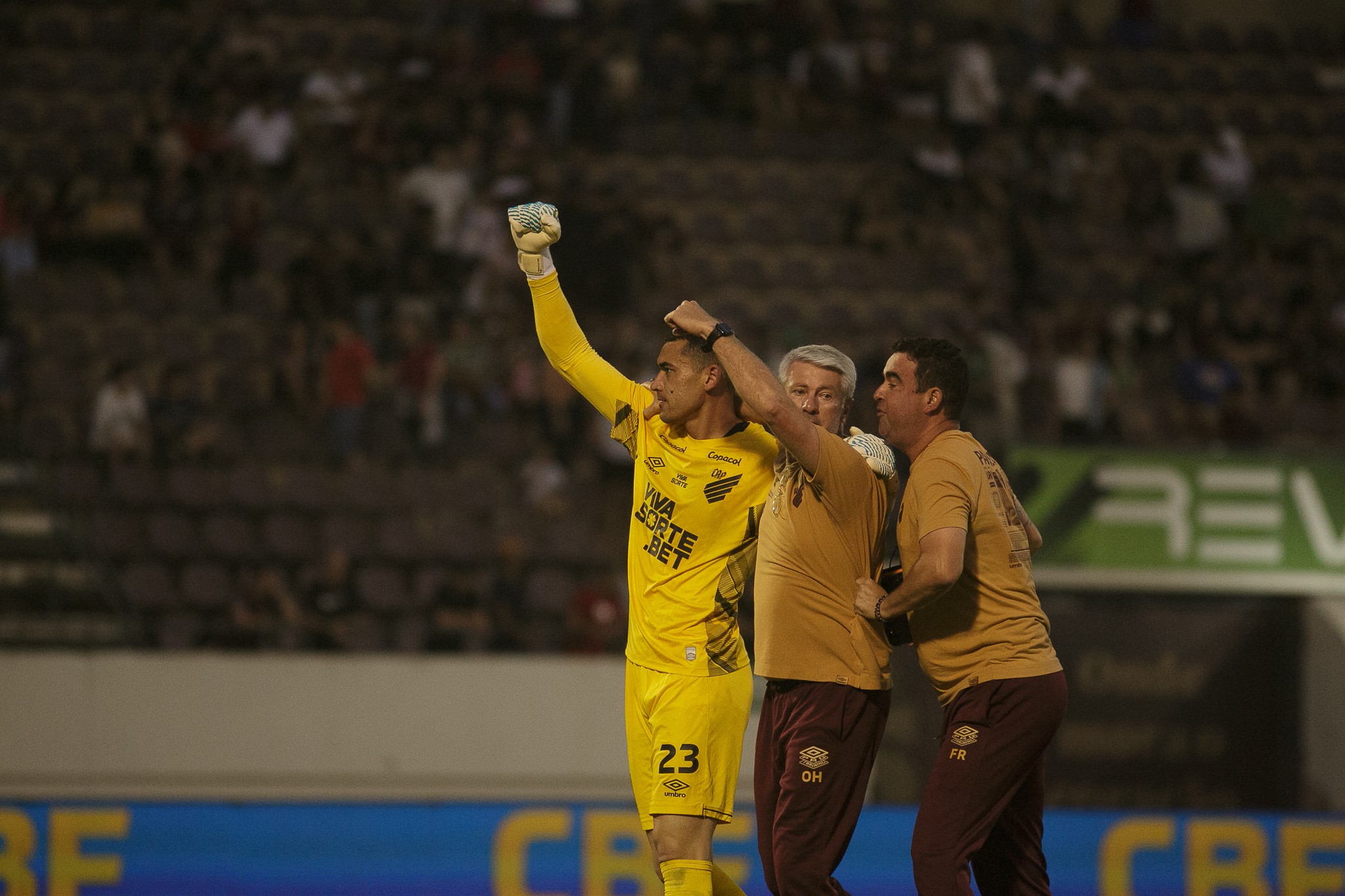 Odair sai em defesa do goleiro Santos: "Vamos jogar ídolo na sarjeta?"