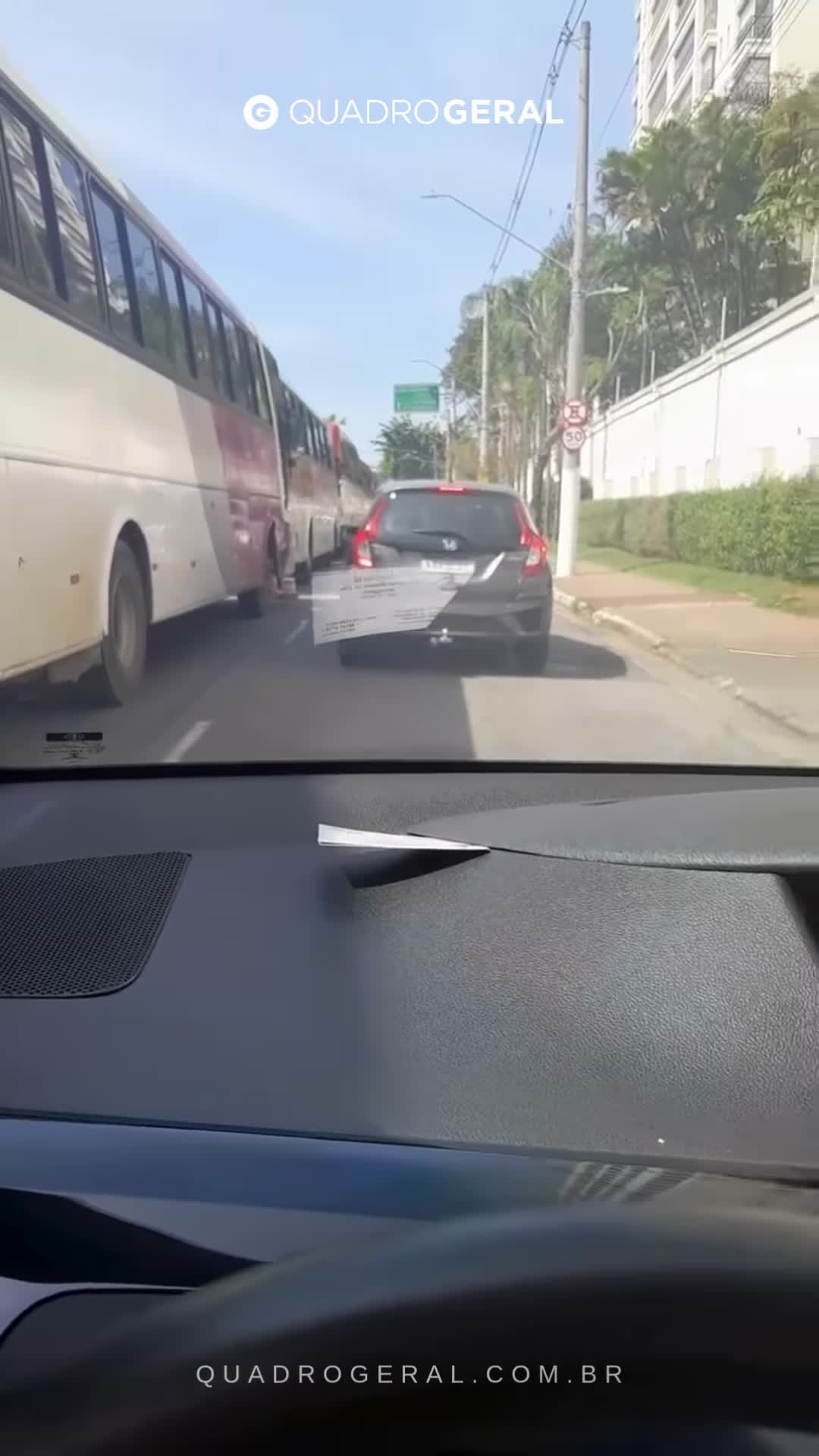 Ônibus nas proximidades do Estádio 1º de Maio