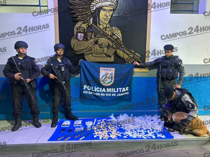Cadela policial ajuda PM a localizar drogas escondidas em comunidade de Campos