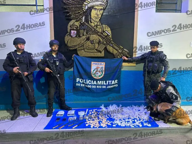 Cadela policial ajuda PM a localizar drogas escondidas em comunidade de Campos