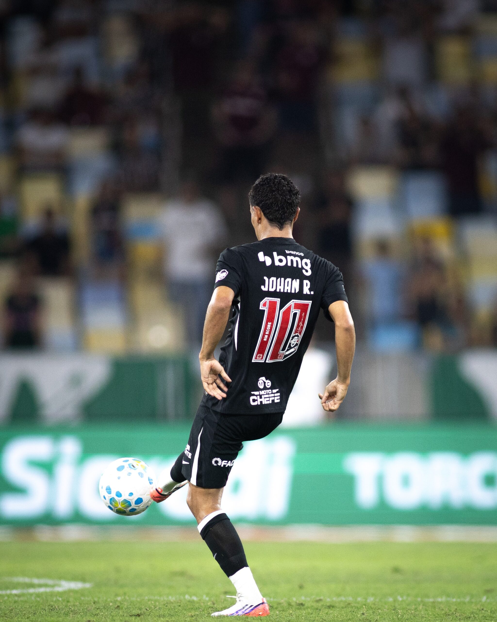 Pedro Emanuel consolida esquema com três volantes, e Rojas perde espaço no Vasco